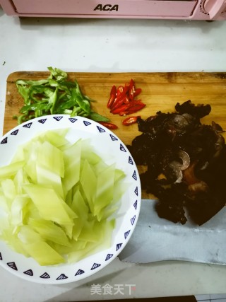 木耳炒莴笋的做法步骤：1