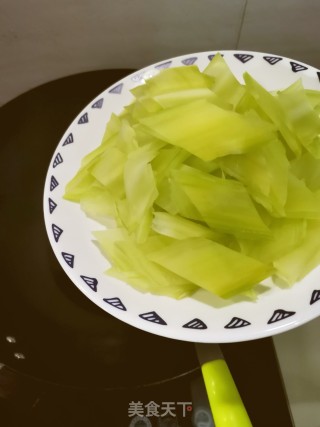 木耳炒莴笋的做法步骤：2