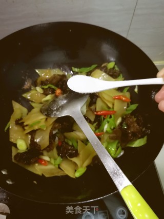 木耳炒莴笋的做法步骤：6