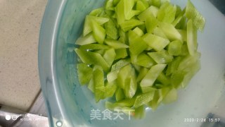 莴笋尖椒的做法步骤：2