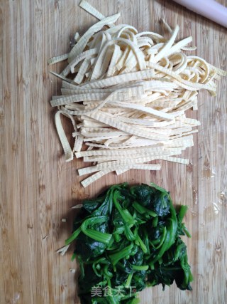 豆皮拌菠菜的做法步骤：5