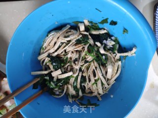 豆皮拌菠菜的做法步骤：8