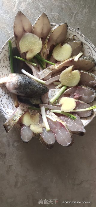 清蒸扁鱼的做法步骤：2