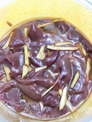 洋葱炒猪肝的做法步骤：2