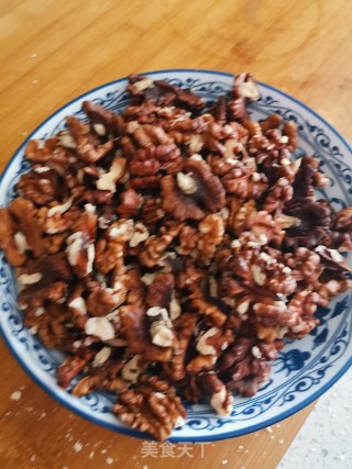 红糖核桃仁的做法步骤：1