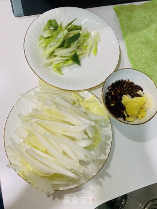 炝炒白菜根的做法步骤：1