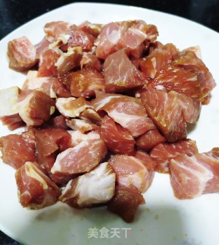 蘑菇胡萝卜酱香肉的做法步骤：1