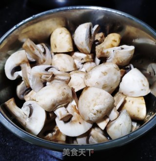 蘑菇胡萝卜酱香肉的做法步骤：2