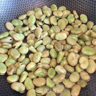 梅干菜肉末烧蚕豆的做法步骤：2