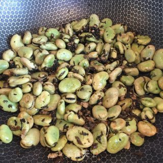 梅干菜肉末烧蚕豆的做法步骤：3