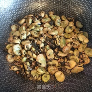 梅干菜肉末烧蚕豆的做法步骤：5