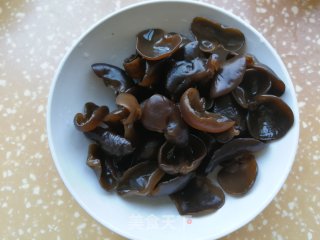 西兰花炒木耳的做法步骤：2