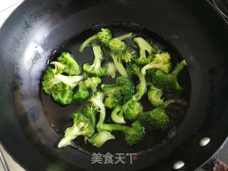 西兰花炒木耳的做法步骤：3