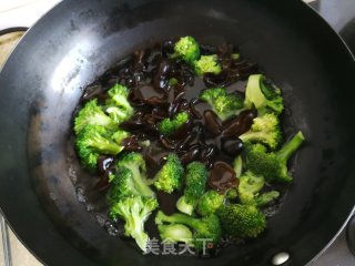 西兰花炒木耳的做法步骤：4