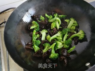 西兰花炒木耳的做法步骤：5