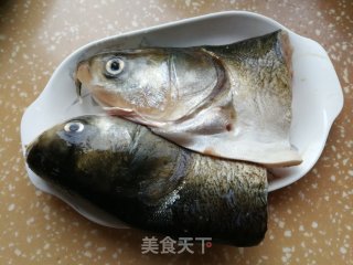鱼头炖豆腐的做法步骤：1