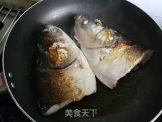 鱼头炖豆腐的做法步骤：2
