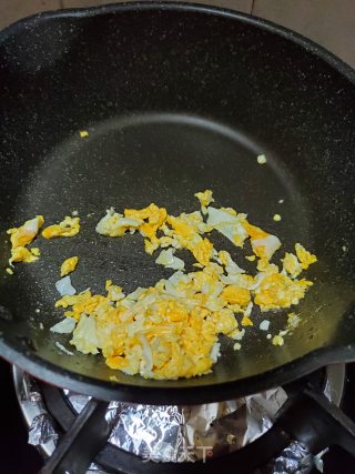 香煎韭菜鸡蛋木耳虾皮小笼包的做法步骤：3