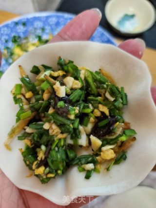 香煎韭菜鸡蛋木耳虾皮小笼包的做法步骤：6