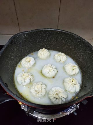 香煎韭菜鸡蛋木耳虾皮小笼包的做法步骤：11