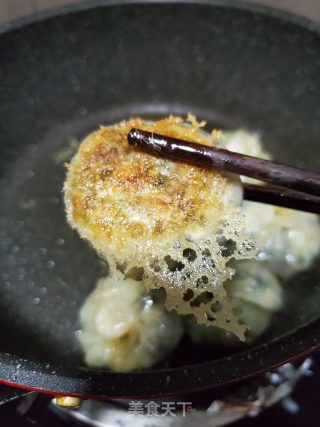 香煎韭菜鸡蛋木耳虾皮小笼包的做法步骤：14