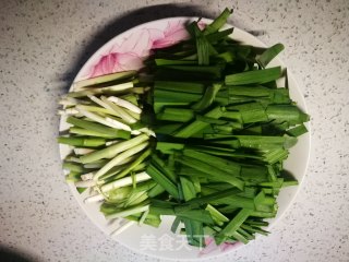 韭菜炒鸭血的做法步骤：1