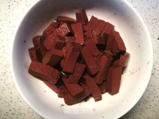 韭菜炒鸭血的做法步骤：2
