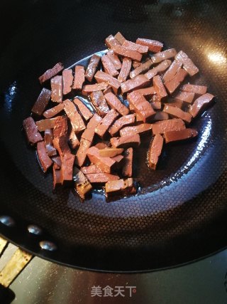 韭菜炒鸭血的做法步骤：3