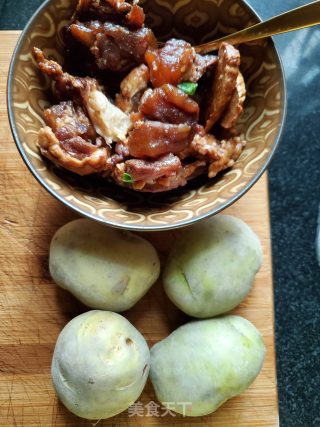 土豆焖牛腩的做法步骤：1