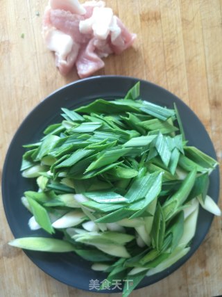 青蒜炒肉的做法步骤：1