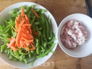 青椒炒肉丝的做法步骤：1