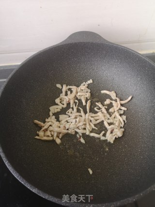 青椒炒肉丝的做法步骤：2