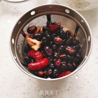 黑豆红枣核桃露的做法步骤：3