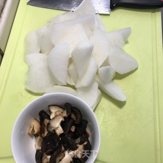 香菇烧萝卜的做法步骤：1