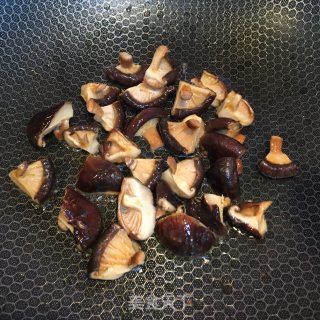 香菇烧萝卜的做法步骤：2