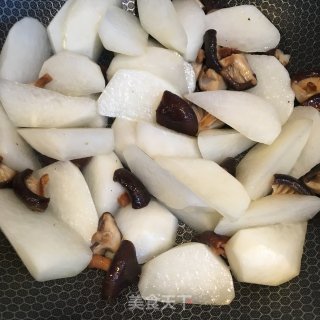 香菇烧萝卜的做法步骤：3