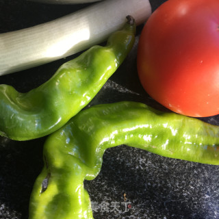 西红柿炒菜花的做法步骤：1
