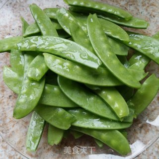 腊肠炒荷兰豆的做法步骤：1