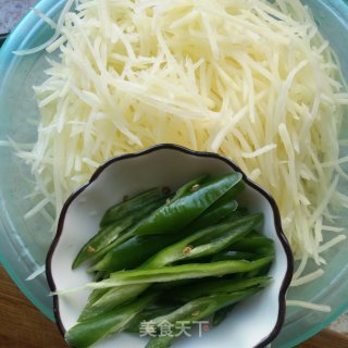 尖椒炒土豆丝的做法步骤：2