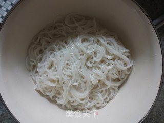 蛋饺包菜米粉的做法步骤：2