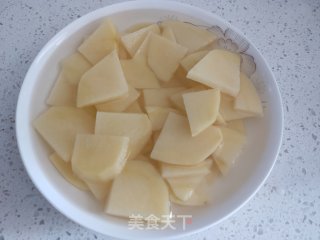 土豆烧排骨的做法步骤：2