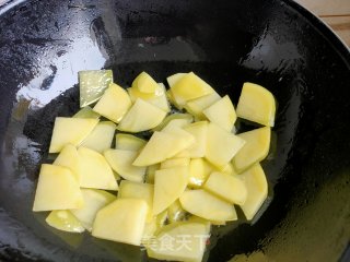 土豆烧排骨的做法步骤：4