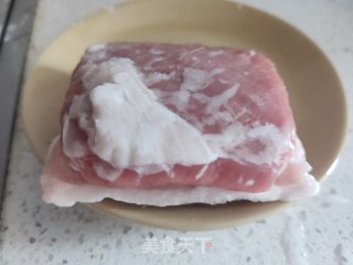 五花肉炒蒜苗的做法步骤：1