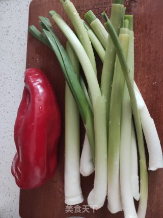 五花肉炒蒜苗的做法步骤：3