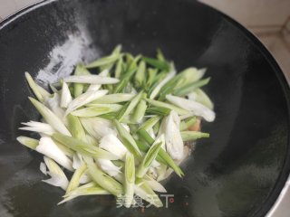 五花肉炒蒜苗的做法步骤：9