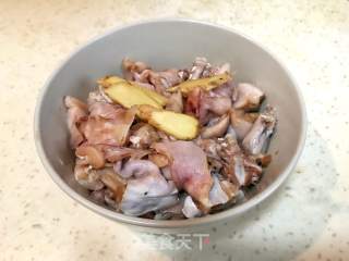 酸汤牛蛙的做法步骤：2