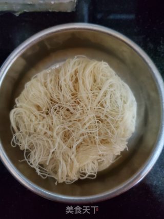 酸菜牛腩细米粉的做法步骤：1