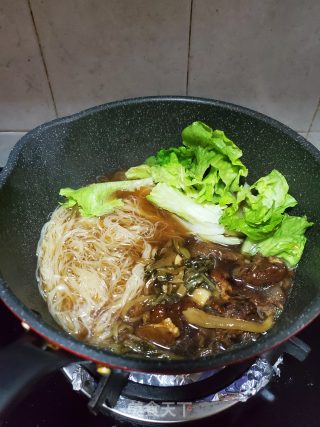 酸菜牛腩细米粉的做法步骤：7