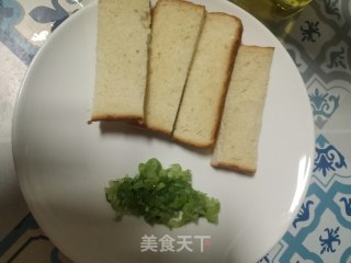 土司片变身葱香烤土司条的做法步骤：2
