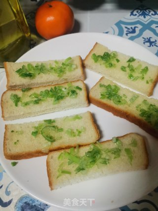 土司片变身葱香烤土司条的做法步骤：3